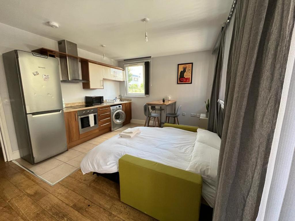 شقة London Modern Flat Near Transports المظهر الخارجي الصورة