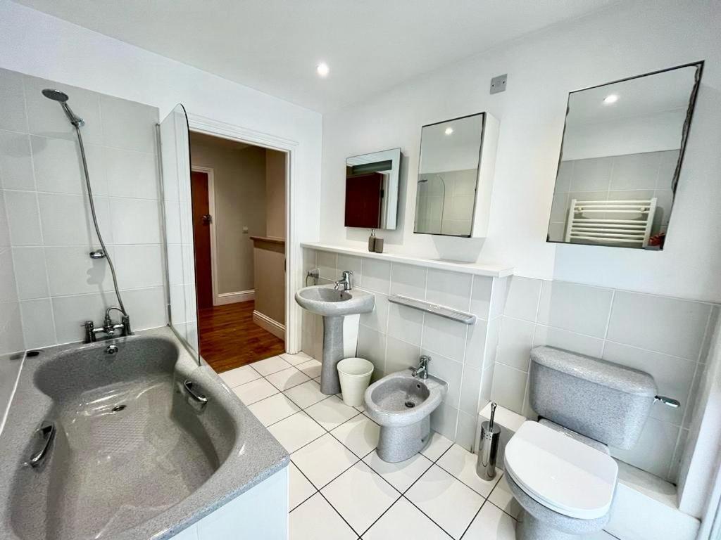 شقة London Modern Flat Near Transports المظهر الخارجي الصورة